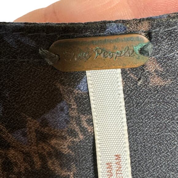 Free People Cowling Around Top - “Midnight” color/design Sz Lg - Picture 4 of 8